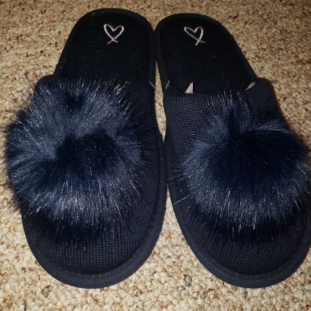 Victoria Secret Navy (5-6)slippers size S (5-6)